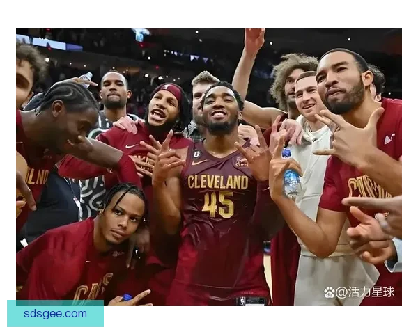 勇士对决雄鹿焦点之战东西强队碰撞引爆赛季看点巨星正面对话攻防博弈升级